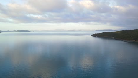 Hermoso-Reflejo-Del-Cielo-En-Las-Tranquilas-Aguas-Del-Paso-Del-Gancho---Isla-De-Gancho-Deshabitada-Y-Parque-Nacional-En-Whitsunday,-Qld,-Australia