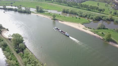 Luftaufnahme-Des-Großen-Containers-Oder-Frachtschiffs-Auf-Dem-See-Oder-Fluss-In-Holland-In-4K-24-Fps