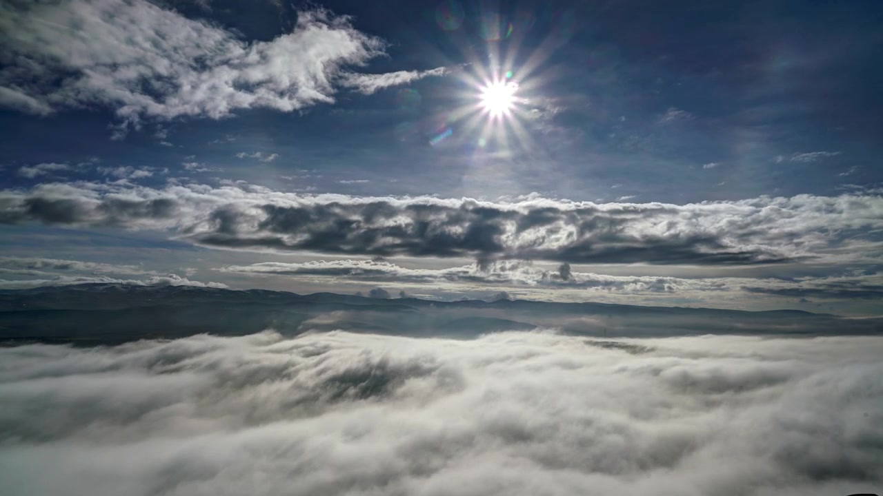 Vista Aerea del Sole che Splende Sopra Nuvole Spesse e Ondulate