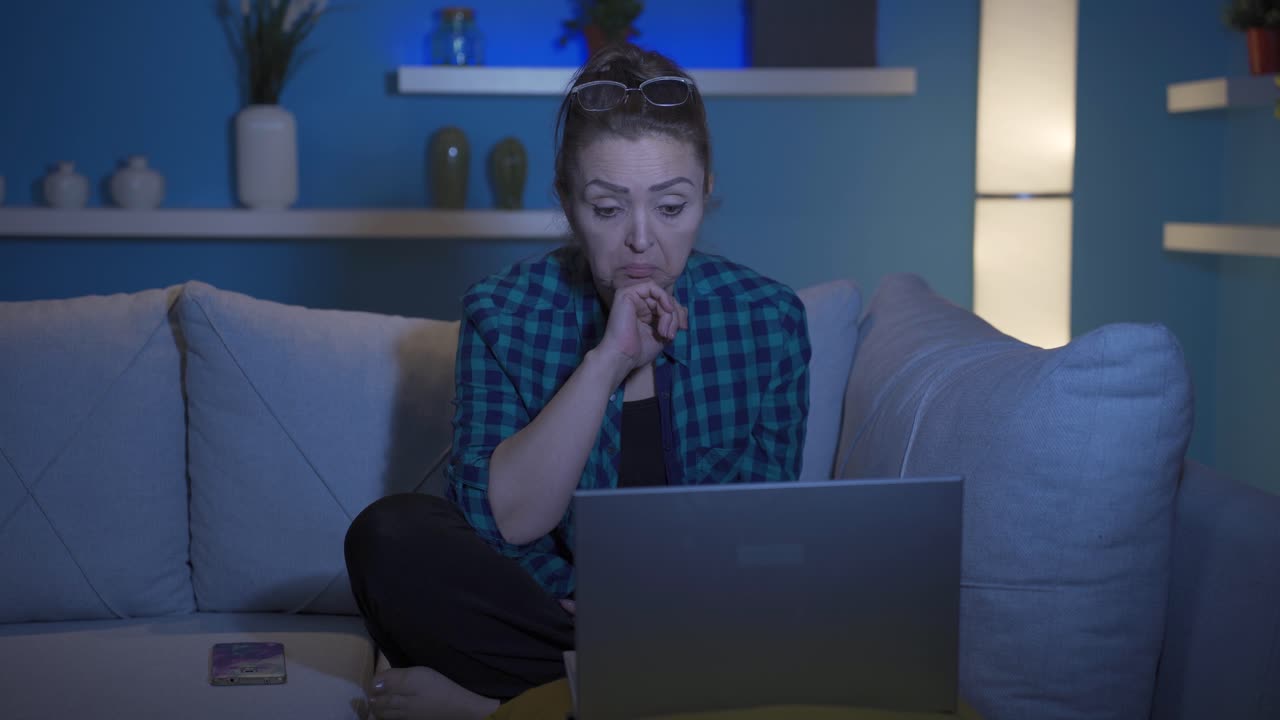 mujer mirando la computadora portátil con sorpresa por la noche en casa. sorprendido por lo que vio en la computadora portátil.
