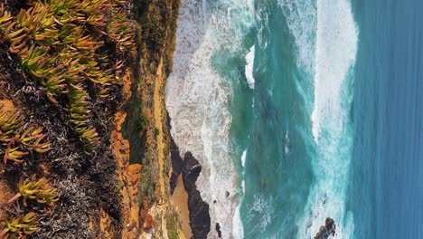 La-Playa-De-Almograve-Con-Rocas-De-Basalto-Negro-En-La-Costa-De-Alentejo,-Portugal.