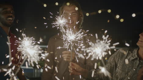 amigos celebrando con sparkler
