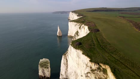 drone volando en el borde de los acantilados de old harry rocks, isla purbeck en dorset