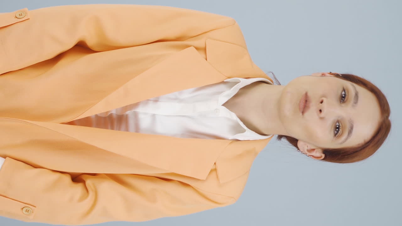 채팅하는 비즈니스 여자의 수직 비디오.