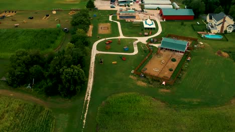 Vista-De-Pájaro-De-Una-Granja-Familiar-En-Illinois