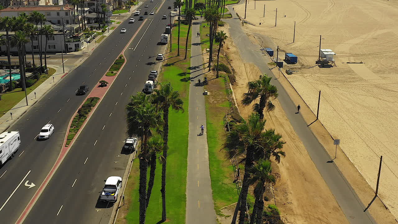 자전거 도로에서 자전거를 타는 사람들의 드론 영상