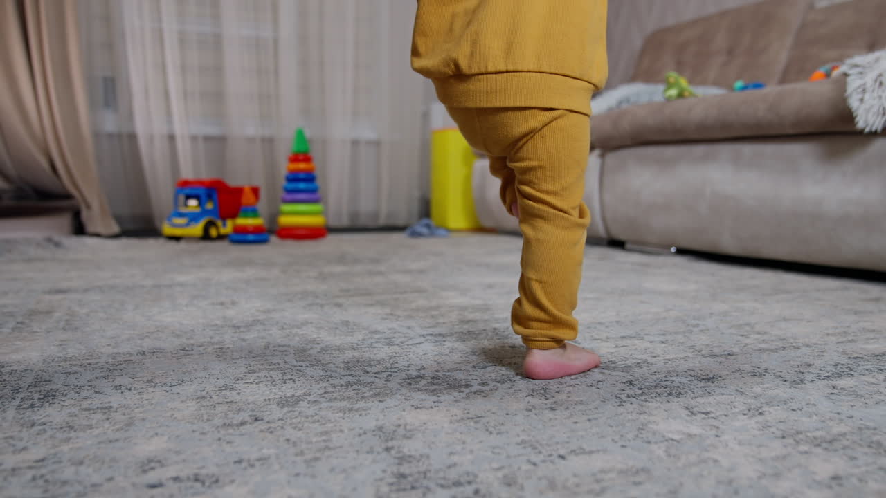 el bebé aprende a caminar