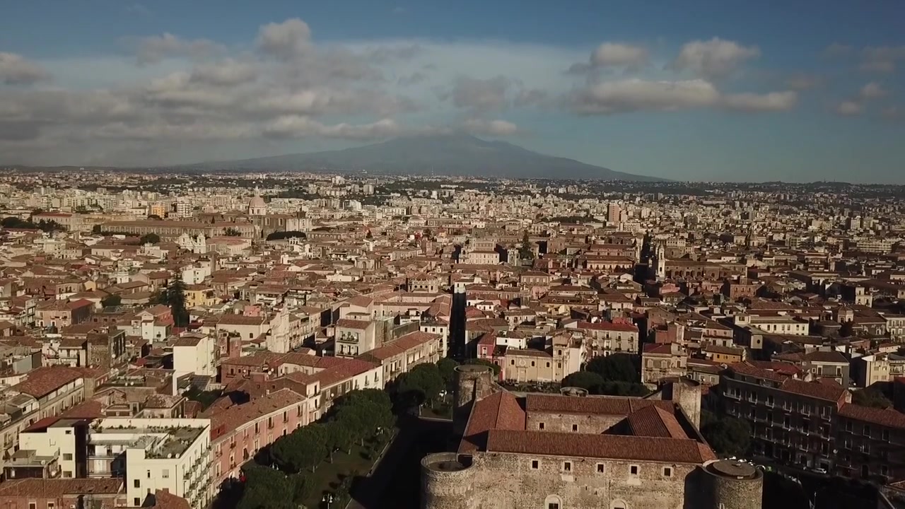 Vista drone del Castello Ursino a Catania, con l'Etna sullo sfondo.