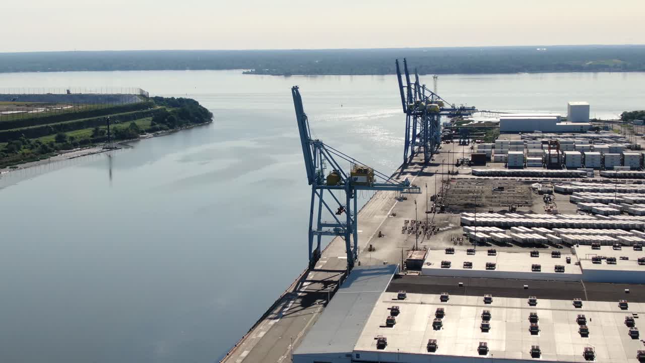 медленный разворот с воздуха показывает пустой порт в сша, грузовые контейнеры, готовые к импорту и экспорту из сша
