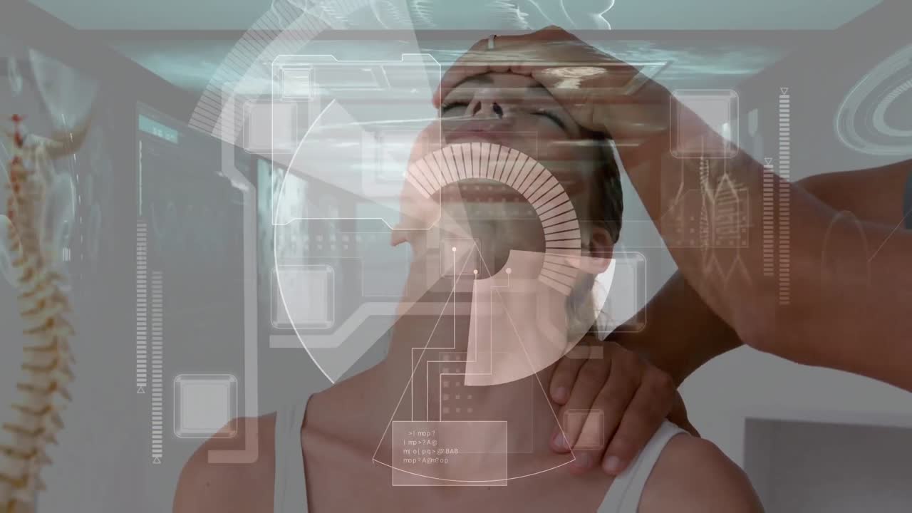 animación de procesamiento de datos médicos sobre mujer caucásica recibiendo un masaje de fisioterapeuta masculino