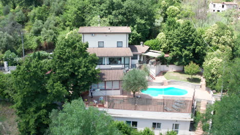 volando lejos de una pequeña villa mediterránea con piscina