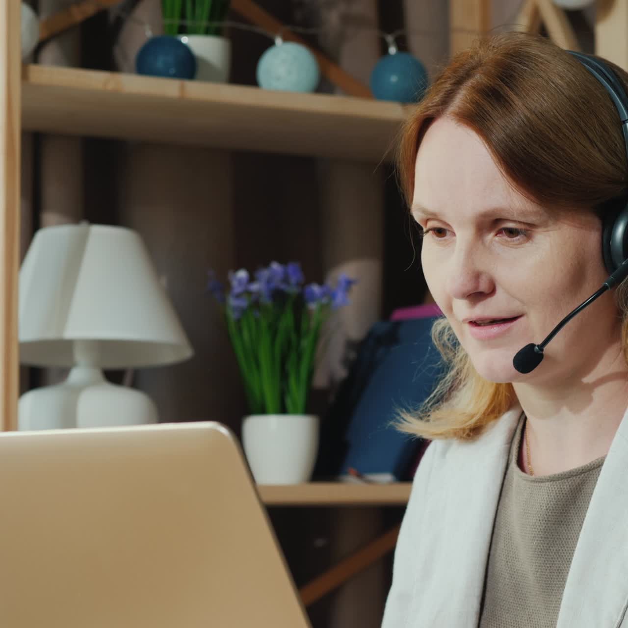 La donna comunica con i clienti da casa parlando nell'auricolare