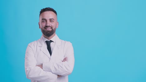 el doctor sonriente con la bata blanca