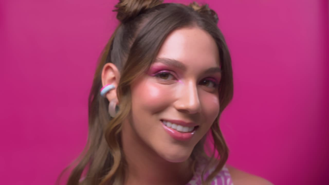Una donna con labbra rosa e un'espressione seducente. Una ragazza sensuale con labbra carnose e uno sguardo penetrante