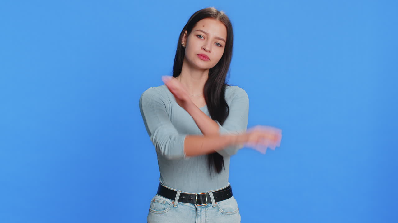 mujer dice no sostener la palma doblada manos cruzadas en el gesto de parada advertencia de terminar acceso prohibido