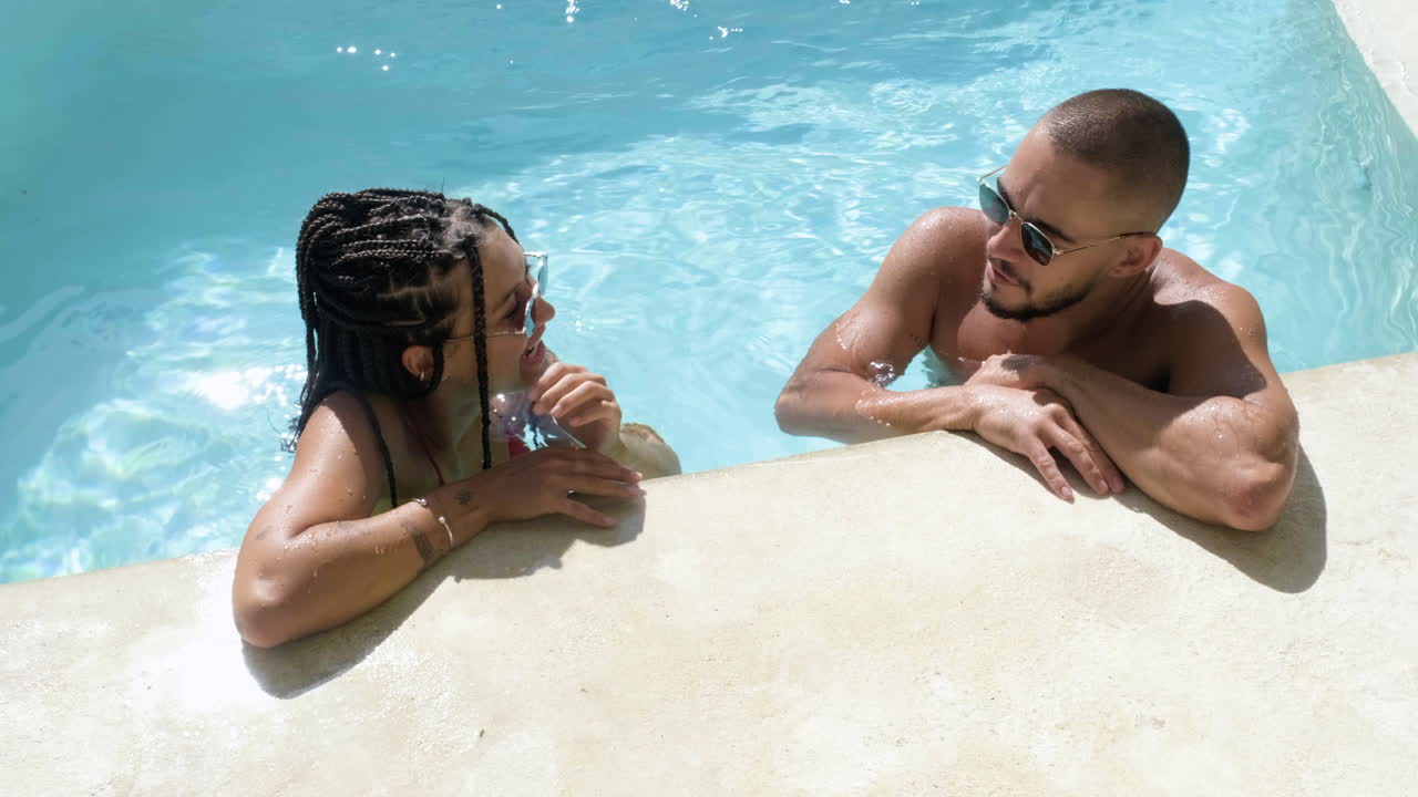 pareja en la piscina