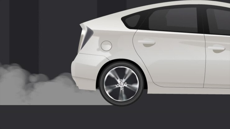 un'auto bianca che guida lungo una strada con fumo che esce dall'escuso