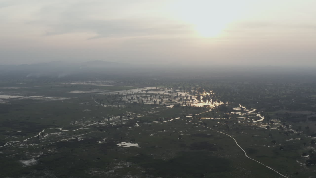 sobrevolar los campos de arroz y el sistema de riego en la provincia de battambang en camboya al anochecer