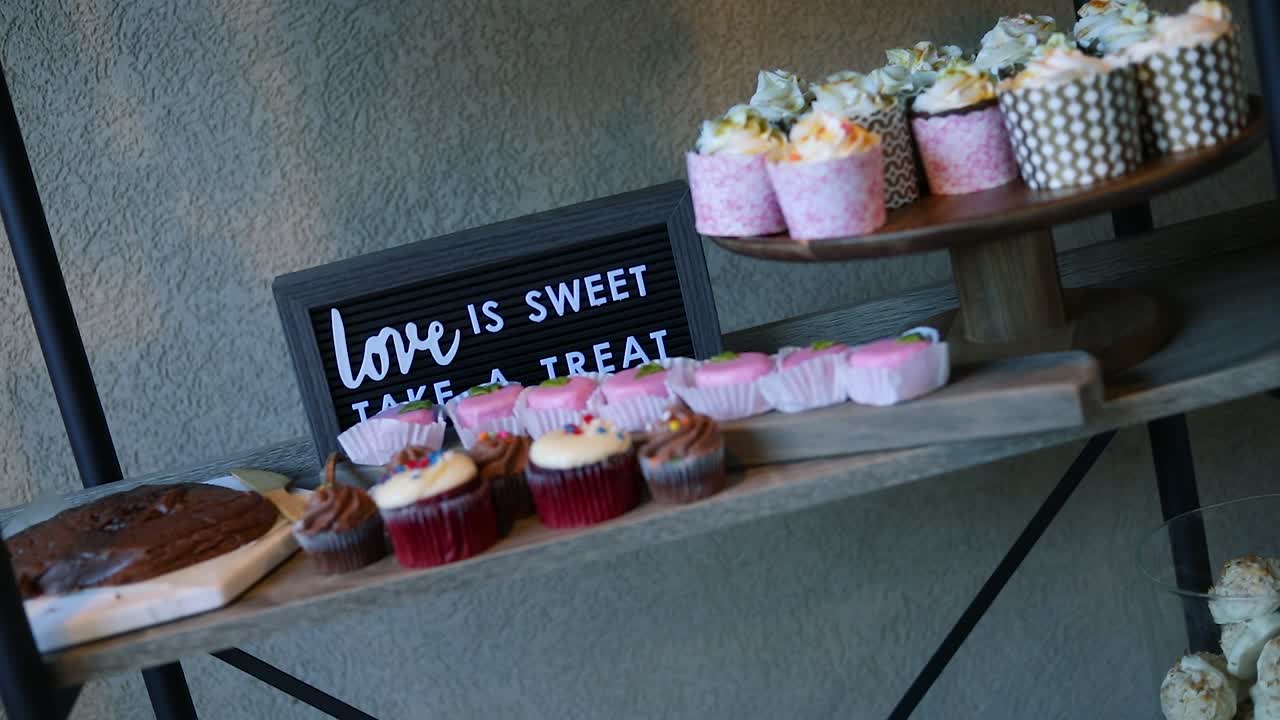 결혼식 피로연에서 디저트 테이블의 슬로우 모션 샷