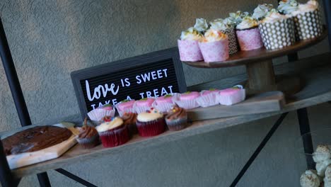 Toma-En-Cámara-Lenta-De-Una-Mesa-De-Postres-En-Una-Recepción-De-Bodas