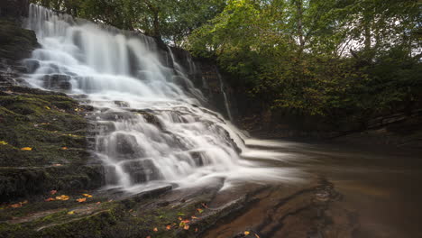 Lapso-De-Tiempo-De-La-Cascada-Del-Bosque-En-El-Paisaje-Rural-Durante-El-Otoño-En-Irlanda