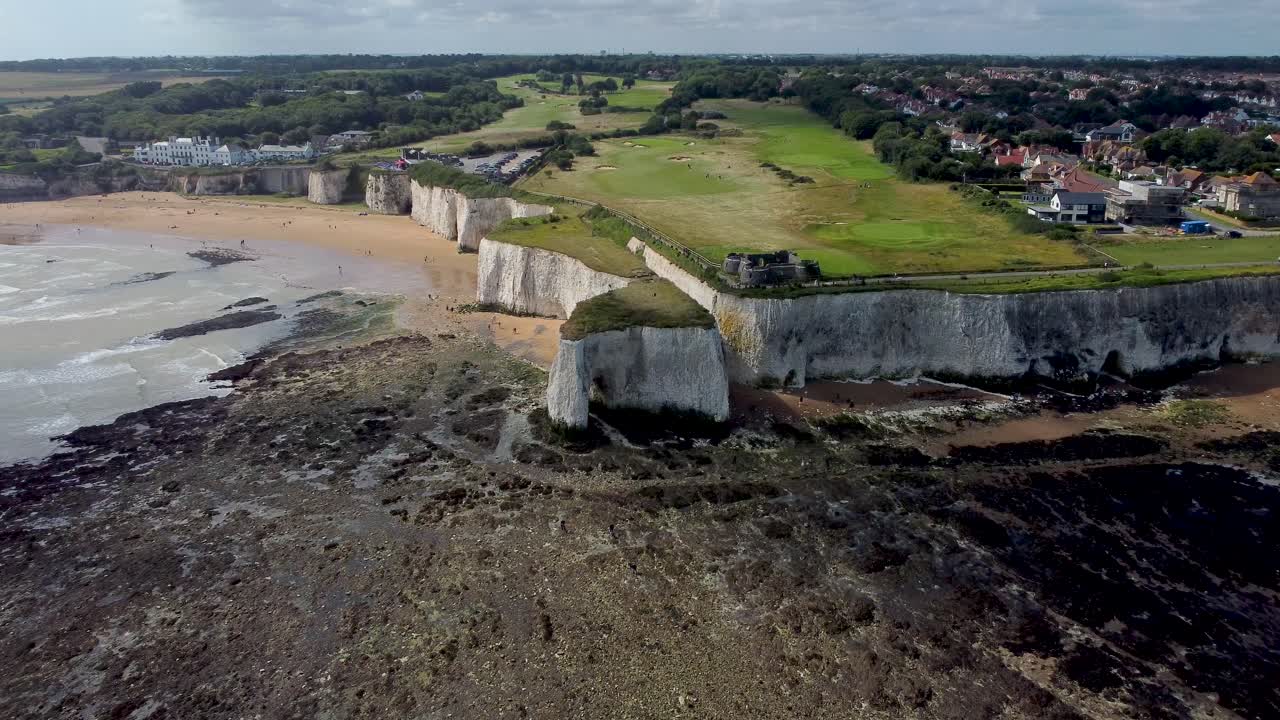 vista aérea de los acantilados de tiza blanca y la torre de neptuno en la bahía de kingsgate