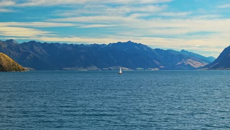 Panoramaumlaufbahn-Um-Ein-Segelboot-In-Der-Mitte-Des-Lake-Hawea-Vor-Atemberaubender-Bergkulisse