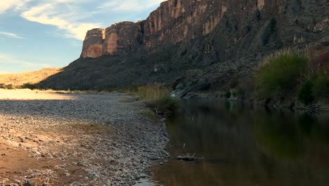 paisaje de acantilados de cañón seco y río poco profundo en el parque nacional de big bend