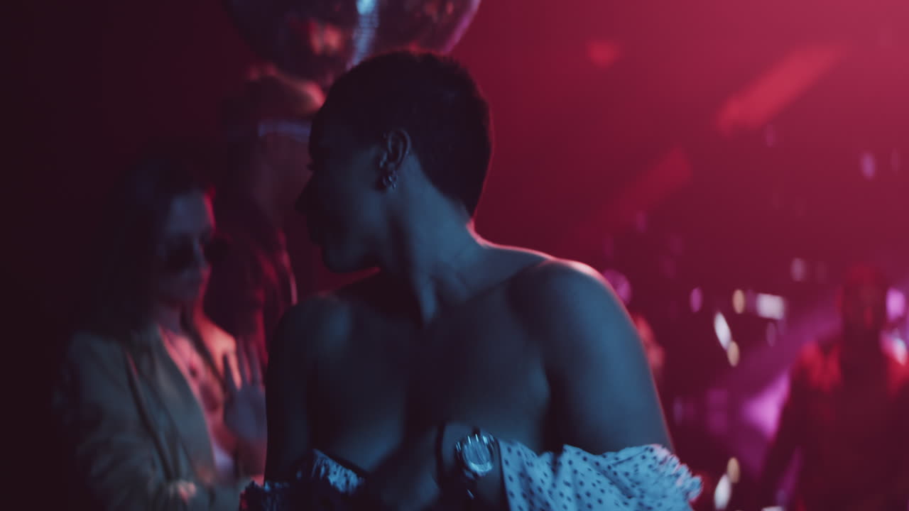 Donna che balla in un nightclub
