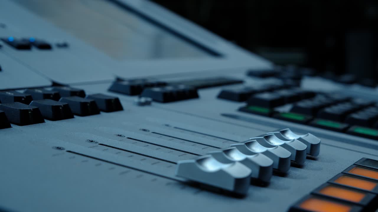 나이트클럽에서 파티에서 사운드 디자이너 또는 클럽 dj의 작업을 위해 테이블에있는 전기 기계, 현대 라이프 스타일의 직업, 배경에서 듣기위한 물체, 무대를 가까이 조정하기위한 음악 플레이어