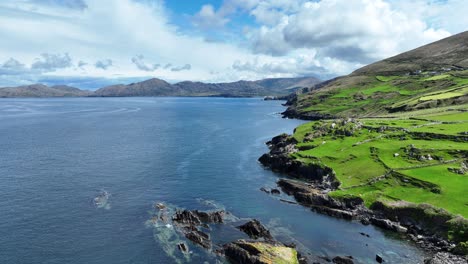 Drones-Deslizándose-A-Lo-Largo-De-La-Remota-Costa-Salvaje-De-West-Cork-Irlanda,-Espectacular-Belleza-Salvaje-Con-Las-Montañas-De-La-Península-De-Cods-Head-Al-Fondo-En-Un-Brillante-Día-De-Verano