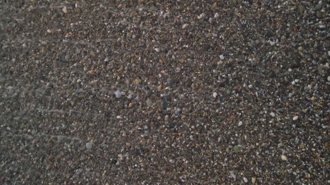 playa rocosa en un día nublado, inclinándose hacia el horizonte