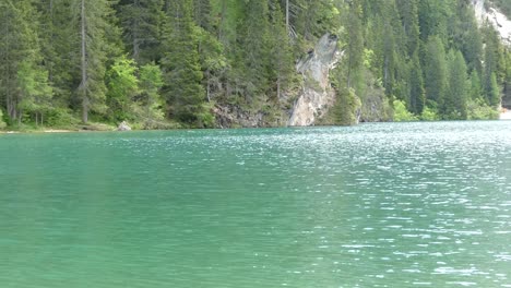 Klares-Seewasser-In-Den-Dolomiten