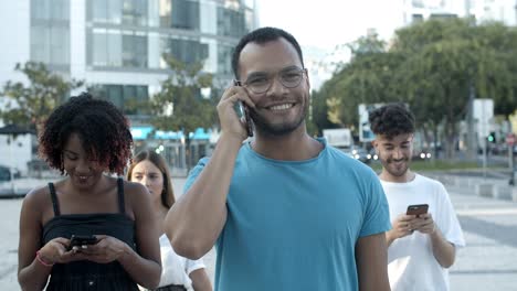 Lächelnder-Afroamerikanischer-Mann,-Der-Auf-Dem-Smartphone-Spricht