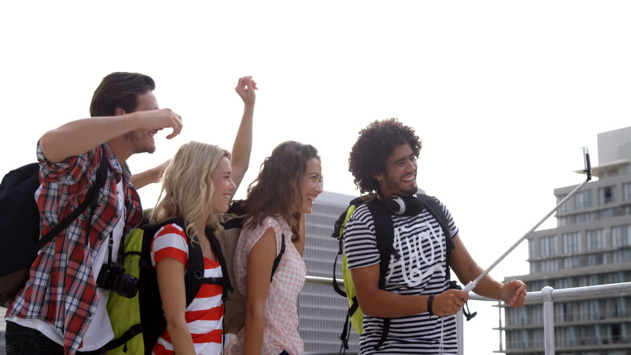 amigos felices tomándose una selfie juntos