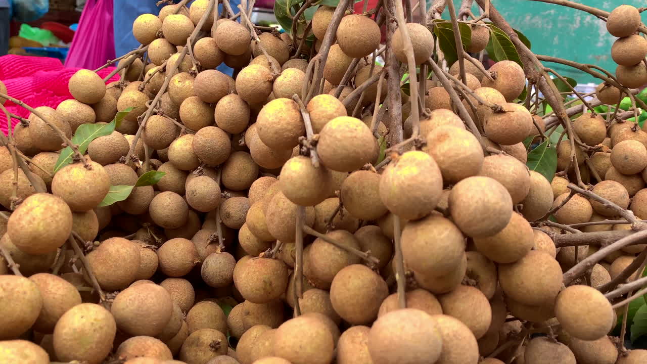primeros planos de una fruta longan en exhibición