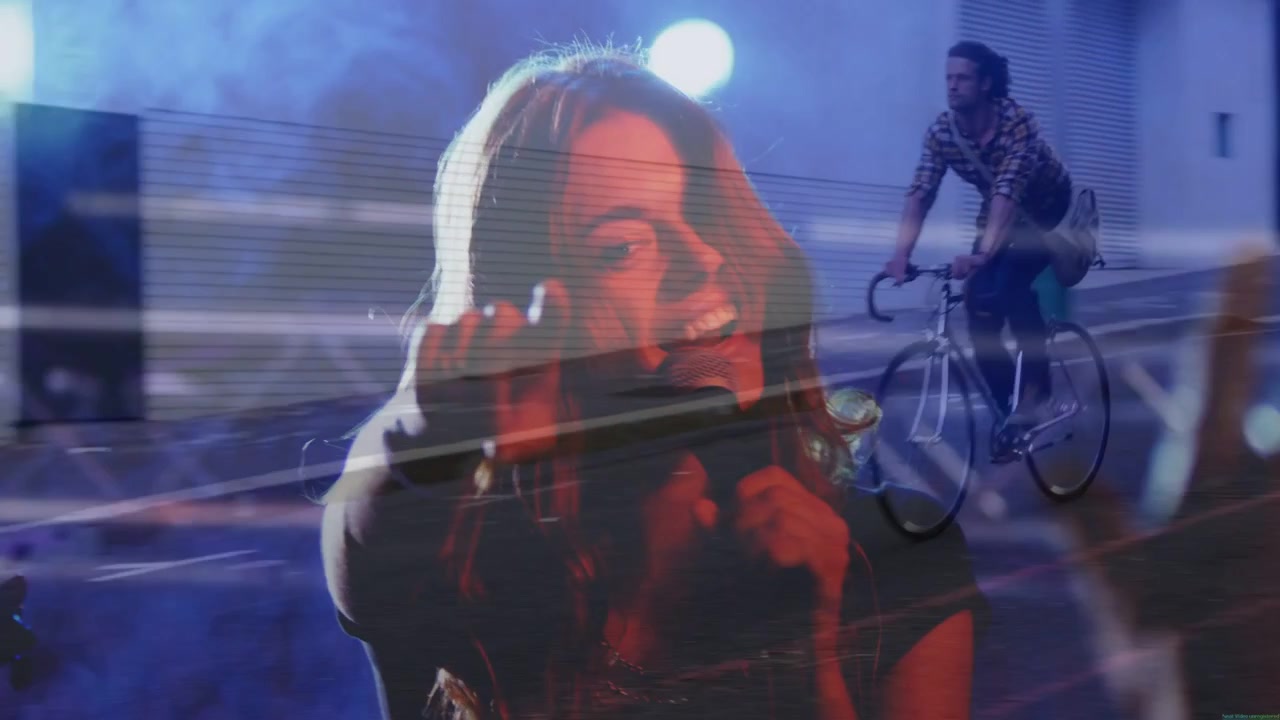 Cantor começando a cantar, camadas se deslocando enquanto ciclista pedala, microfone em sobreposição para anúncio de música