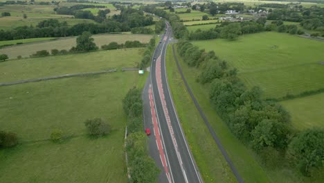 Carretera-A66-Que-Atraviesa-Paisajes-Verdes-De-Verano-Y-Campos-De-Retazos