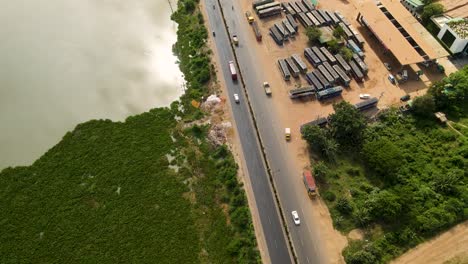 车辆在达卡市一条美丽的道路上移动,靠近一个湖泊