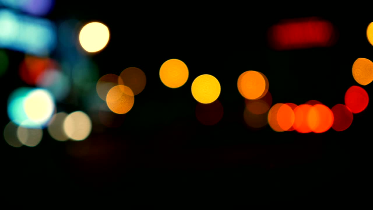 luces desenfocadas calle de los ángeles resumen. fondo borroso de la ciudad. círculos de bokeh en movimiento del tráfico nocturno.