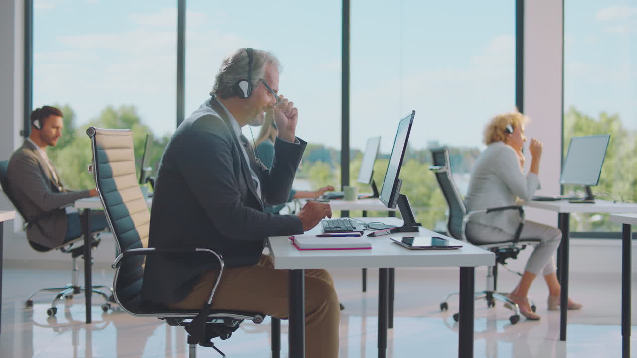 Callcenter-medarbejdere arbejder på et moderne kontor
