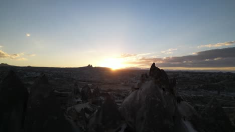 Vista-De-Formación-Volcánica-Arenosa-Al-Atardecer-En-Goreme,-Capadocia,-Turquía