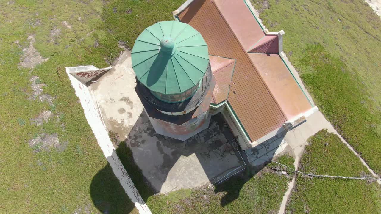 faro histórico en acantilados costeros