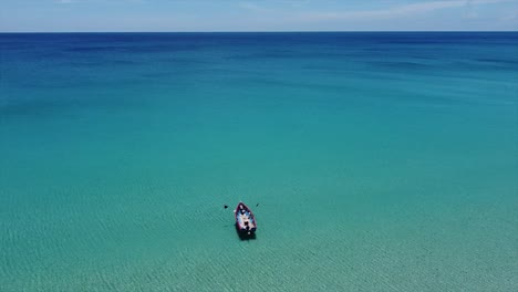 Barco-De-Pescadores-En-El-Océano-Azul-En-La-Punta-De-Borneo,-Kudat,-Sabah-Malasia