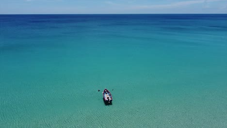 barco de pescador en el océano azul en el extremo de borneo, kudat, sabah malasia