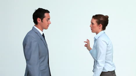 compañeros de trabajo discutiendo