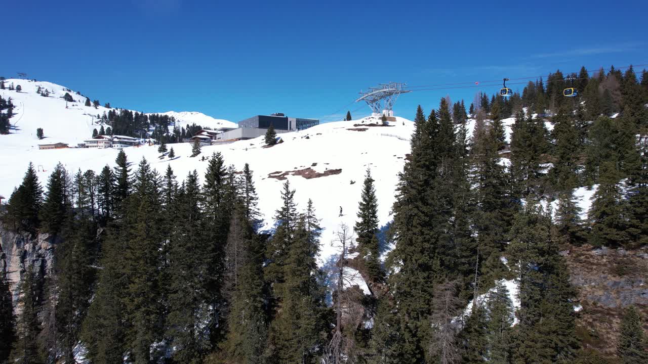 Vista panoramica di una stazione sciistica montana innevata con una seggiovia