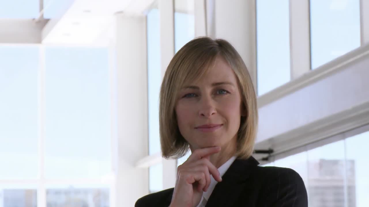 mujer de negocios inteligente sonriendo en la cámara