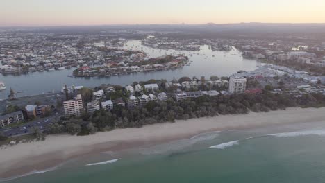Mooloolah-River-Behind-The-Beachfront-Hotels-In-Mooloolaba-Beach-In-Sunrise-In-Queensland,-Australia