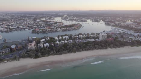 Río-Mooloolah-Detrás-De-Los-Hoteles-Frente-Al-Mar-En-La-Playa-De-Mooloolaba-Al-Amanecer-En-Queensland,-Australia